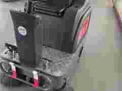 喷水电动扫地车 驾驶式扫地机 大功率吸尘系统图1