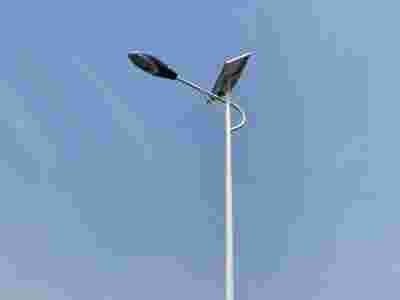 石家庄6米海螺臂50瓦道路LED太阳能路灯厂家图1