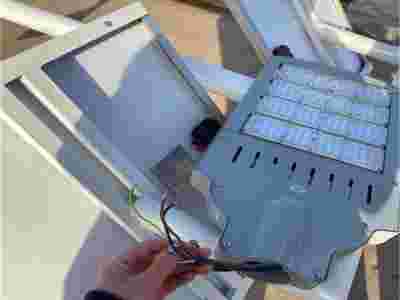 太阳能路灯厂家6米杆LED太阳能路灯新乐天光灯具厂家图1