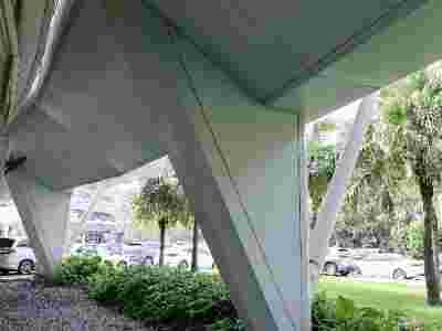 铝单板包柱子表面镂空字体 2.0厚圆柱冲孔铝板厂家定做图1