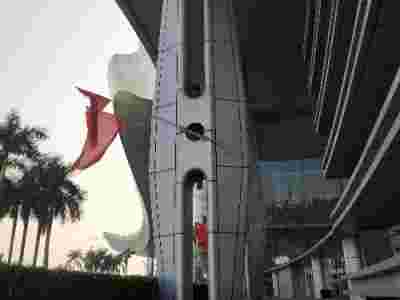 铝单板包柱子表面镂空字体 2.0厚圆柱冲孔铝板厂家定做图2