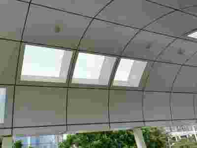 天桥弧形铝单板和过道桥梁顶部采光铝板安装效果图1