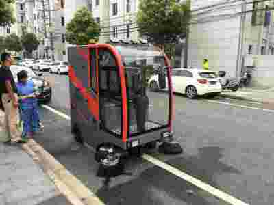 电动驾驶式清扫车 工厂要驾驶式扫地车 物业清扫用电动扫地车图1