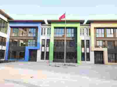 泰安亿佳学校旗杆在各个场合的应用图1