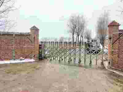 泰安迎金学校电动伸缩门的高低有区别图1