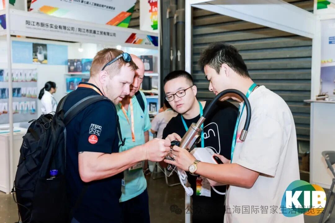 1760518421475030348.jpg 洽谈5.jpg